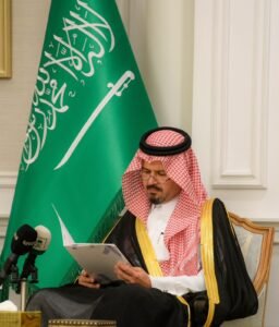 أمير المدينة المنورة يتسلّم التقرير الختامي لتوصيات الحلقة النقاشية والمناقشات العلمية حول المزارع الوقفية