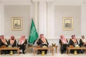 أمير المدينة المنورة يتسلّم التقرير الختامي لتوصيات الحلقة النقاشية والمناقشات العلمية حول المزارع الوقفية