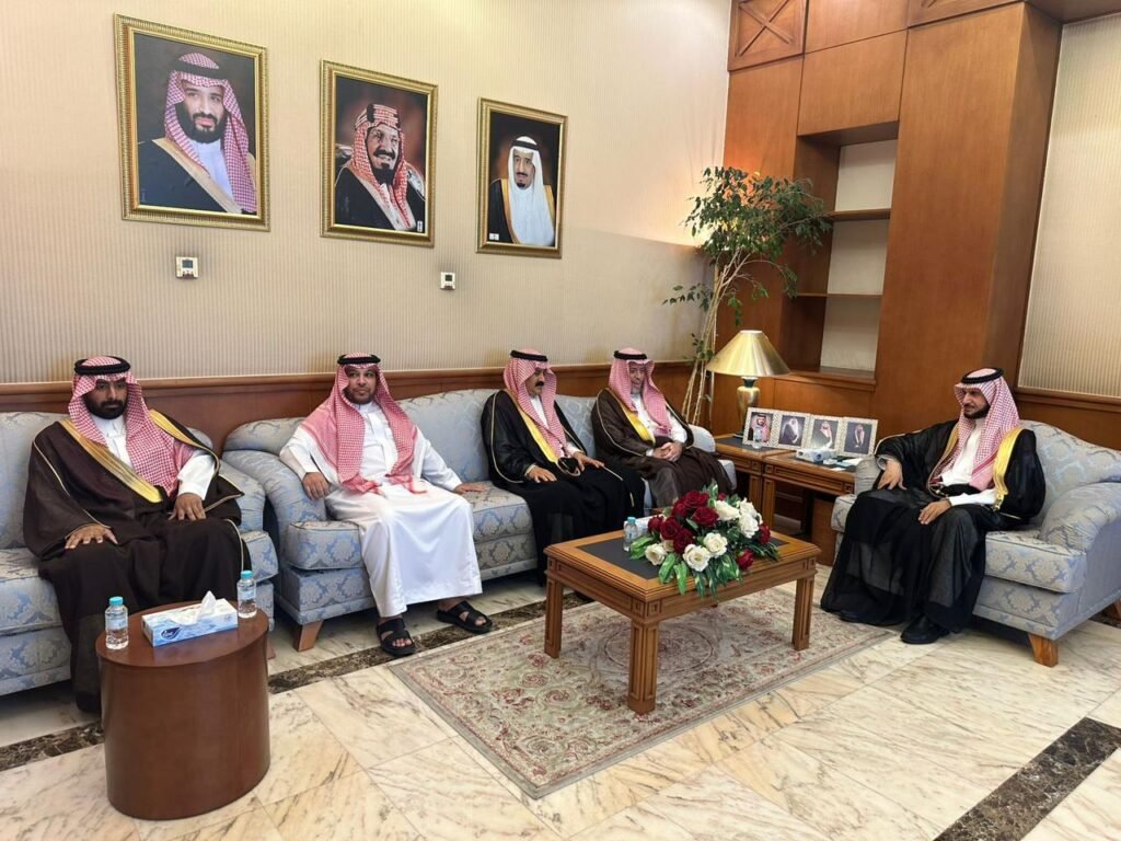 محافظ القطيف يلتقي المدير التنفيذي لجمعية النابية الخيرية ورئيس نادي الساحل بعنك