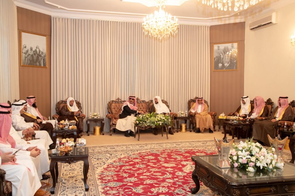معالي وزير الشؤون الإسلامية يزور الشيخ عبدالعزيز بن عبدالكريم السبهان في منزله بحائل