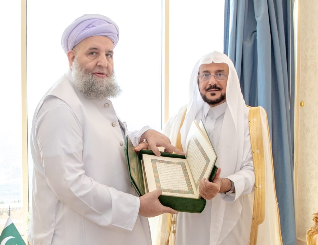 وزير الشؤون الإسلامية يلتقي عضو مجلس الشيوخ الباكستاني نور الحق قادري