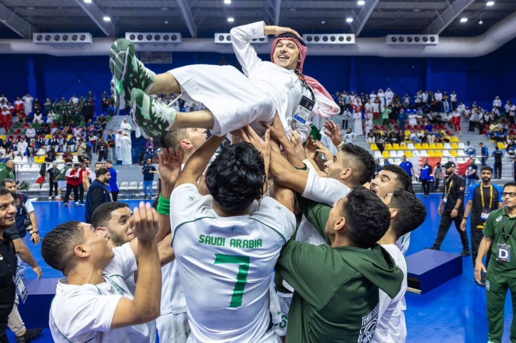 القبضة السعودية تعود إلى المجد.. يد الأخضر الشاب تتوّج بذهب آسيا بعد 35 عامًا