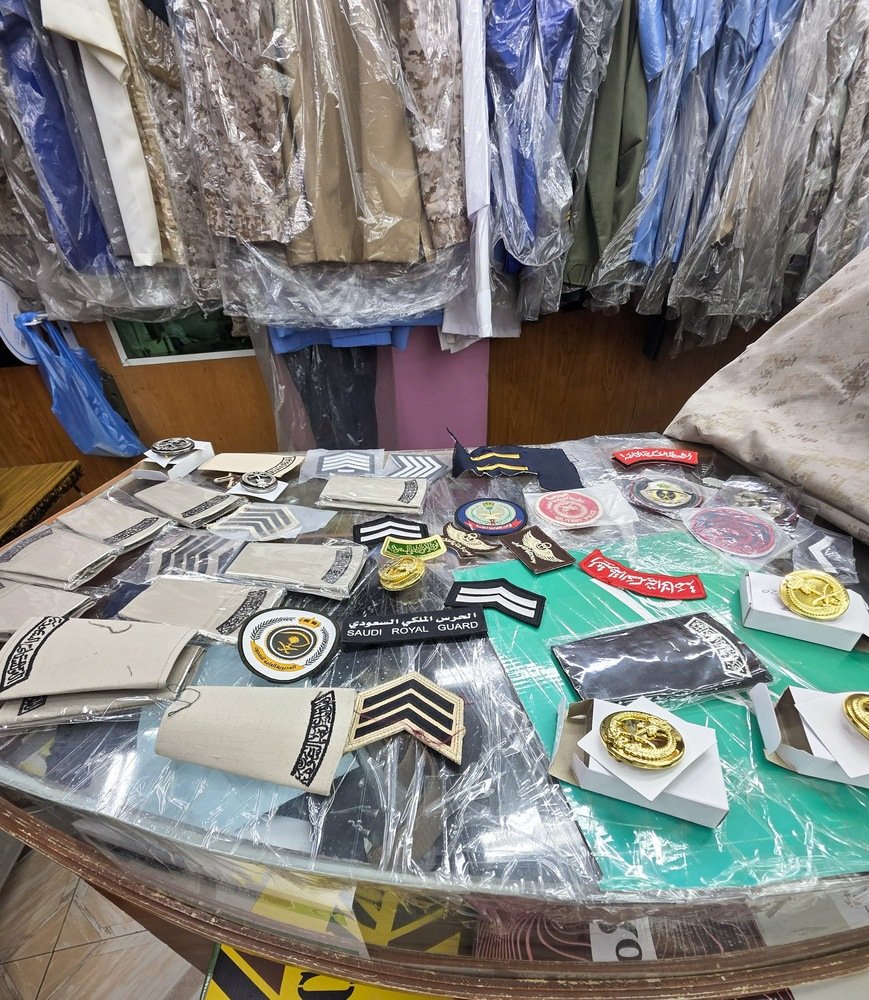 اللجنة الأمنية بإمارة الرياض تغلق خمسة محلات مخالفة لنظام بيع وخياطة الملابس العسكرية وتصادر عددًا من الرتب والشعارات العسكرية المخالفة.