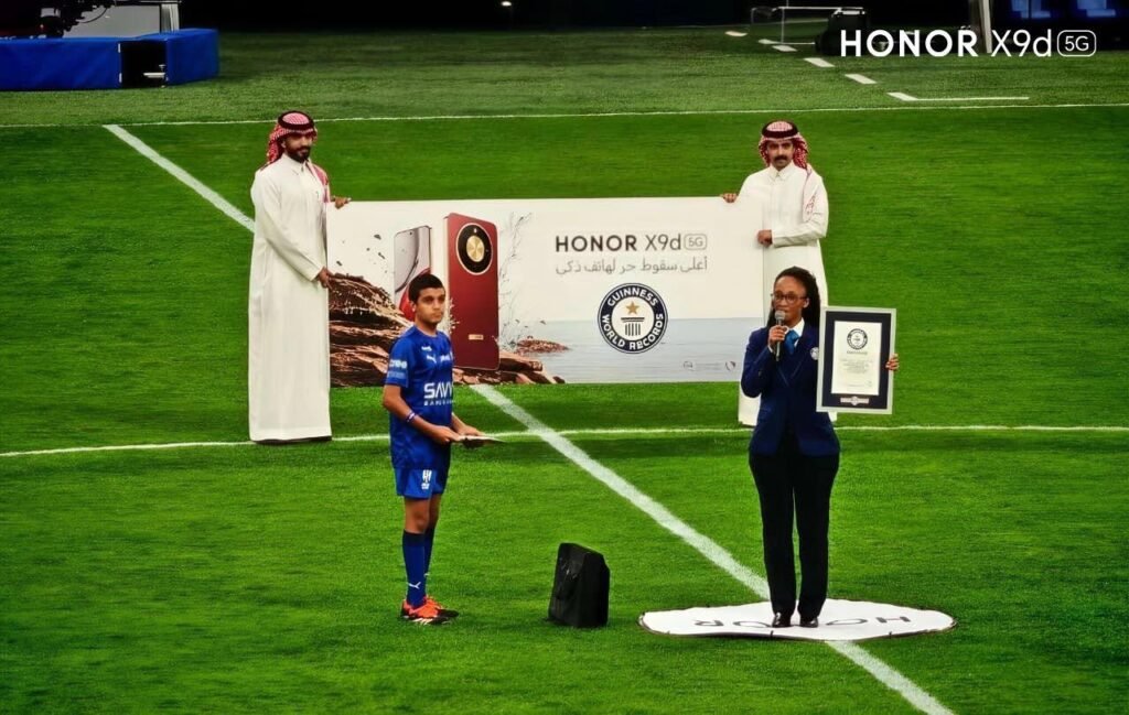 علامة HONOR تتعاون مع نادي الهلال في تقديم عرض حماسي خلال استراحة منتصف المباراة احتفالاً بإطلاق هاتف HONOR X9d 5G