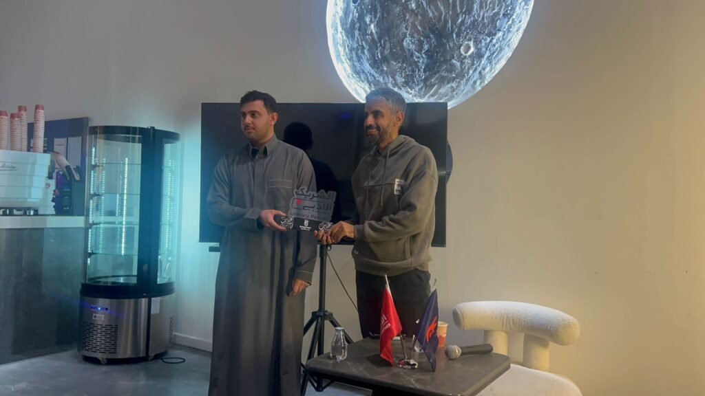 في دهاليز الجريمة: الشيباني يكشف أسرار الأدب بمقهى ديسكفري في الجبيل الصناعية