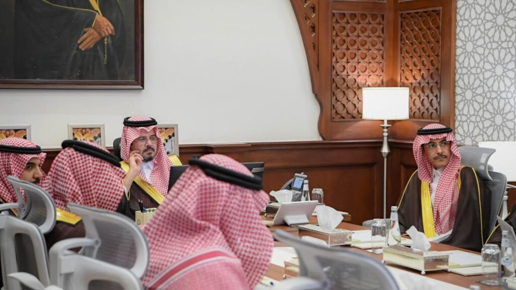 أمير المدينة المنورة يدشن مشروع "الحافلة الذكية المتنقلة"