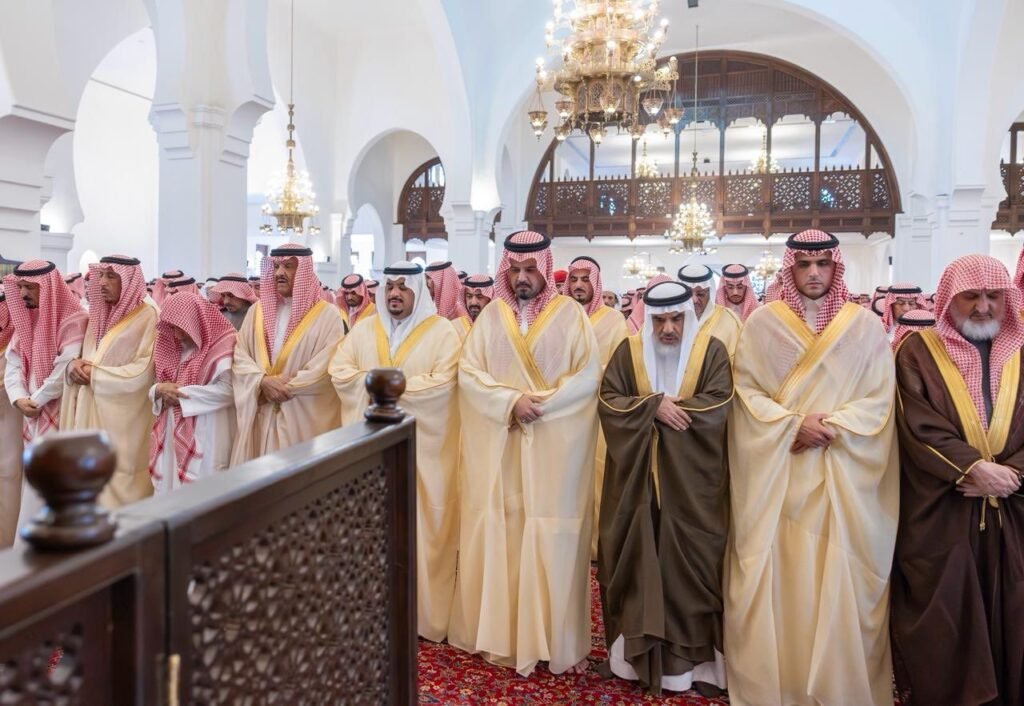 نائب أمير الرياض يؤدي صلاة الميت على عبدالله الشثري -رحمه الله-