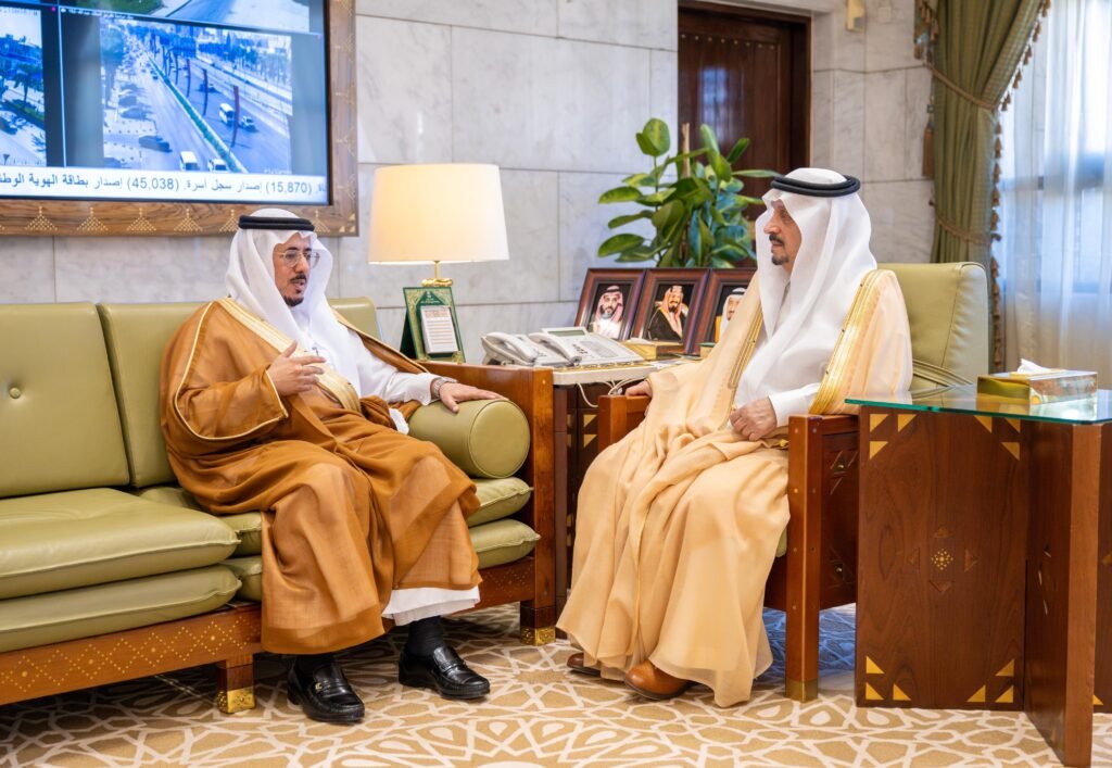 سمو أمير منطقة الرياض يستقبل المدير التنفيذي للهيئة الدائمة المستقلة لحقوق الإنسان بمنظمة التعاون الإسلامي