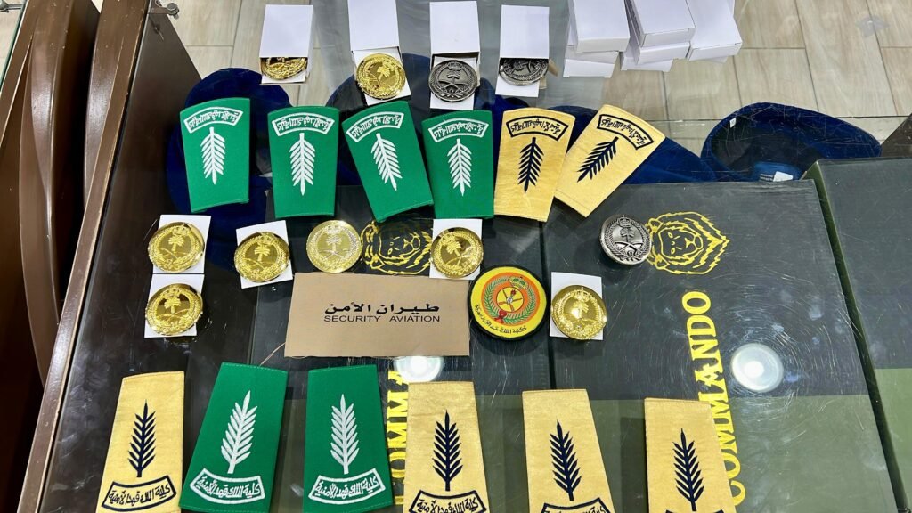 اللجنة الأمنية بإمارة الرياض تغلق ثلاثة محال مخالفة لنظام بيع وخياطة الملابس العسكرية وتصادر عددًا من الرتب والشعارات العسكرية المخالفة