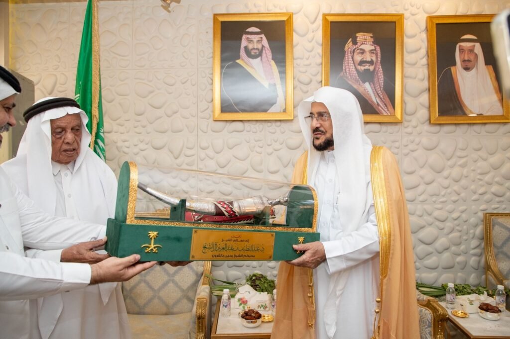 وزير الشؤون الإسلامية يزور الشيخ يحيى بن علي بالقرون شيخ قبيلة الأحلاف بمحافظة قلوة