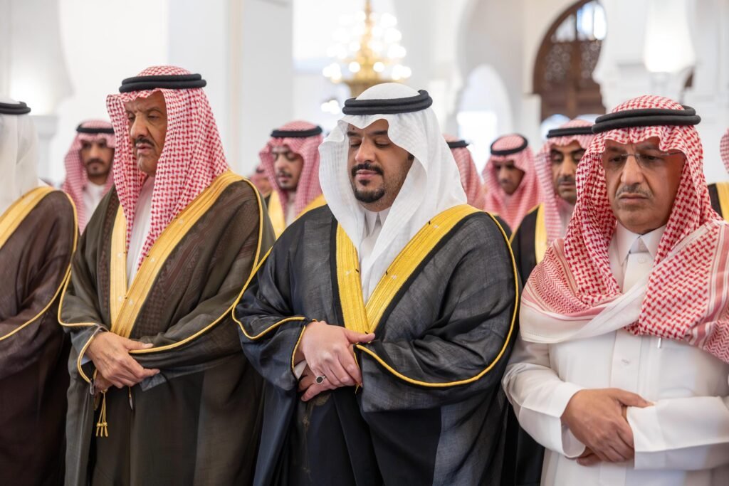 سمو نائب أمير منطقة الرياض يؤدي صلاة الميت على إبراهيم البنيان -رحمه الله-
