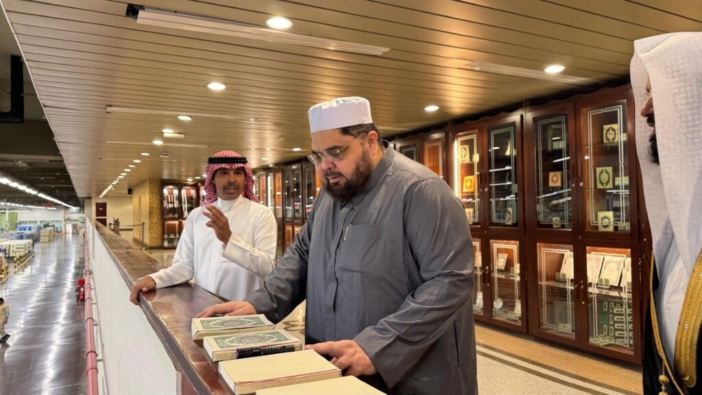 مجمع الملك فهد لطباعة المصحف الشريف يستقبل رئيس منظمة جمعية علماء باكستان