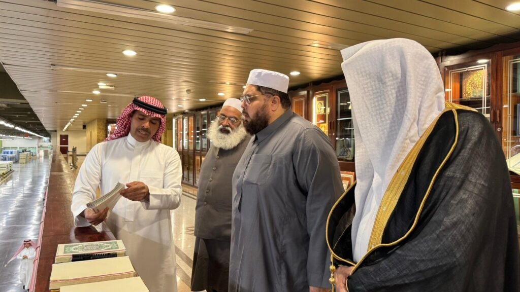 مجمع الملك فهد لطباعة المصحف الشريف يستقبل رئيس منظمة جمعية علماء باكستان