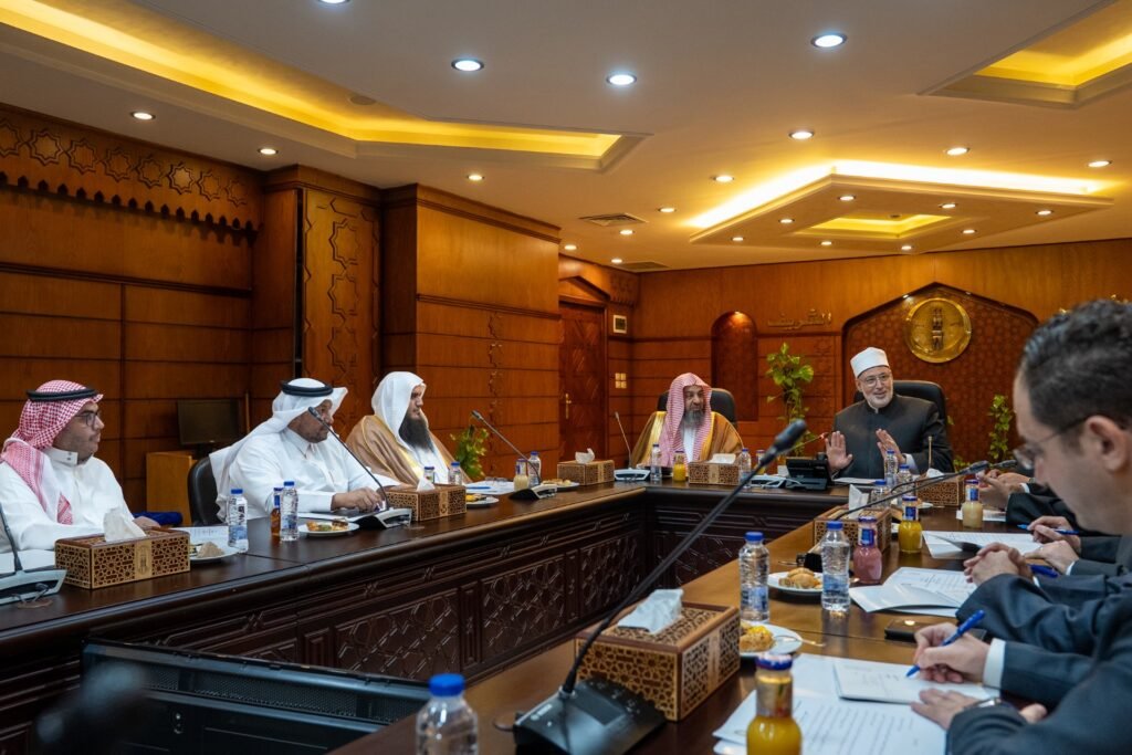 وزارة الشؤون الإسلامية والأزهر تناقشان تنظيم ندوات علمية مشتركة دورية لتعزيز الوعي الديني الصحيح ومواجهة الأفكار المنحرفة خلال الاجتماع الخامس للجنة التنسيقية المشتركة بين الجانبين الذي عقد بالقاهرة 