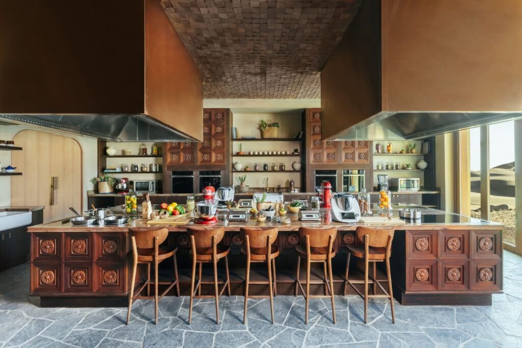 احتفاء بالمذاق والفخامة: الشيف الحائزة على نجمة ميشلان جوليا كومب تقدم تجربة طهي عالمية في منتجع سيكس سينسيز الكثبان الجنوبية