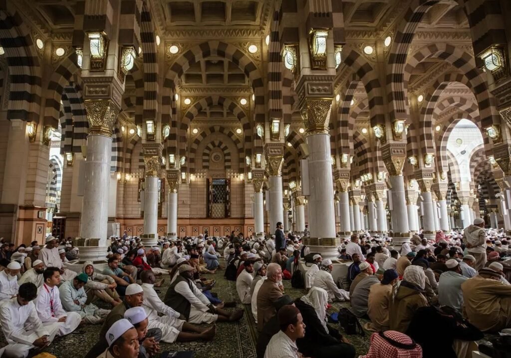 إمام وخطيب المسجد النبوي الشيخ حسين آل الشيخ : آية الكرسي فيها براهين التوحيد على أكمل الوجوه وأتمها، واشتملت على معان تدل على كمال الله وجلاله وجماله