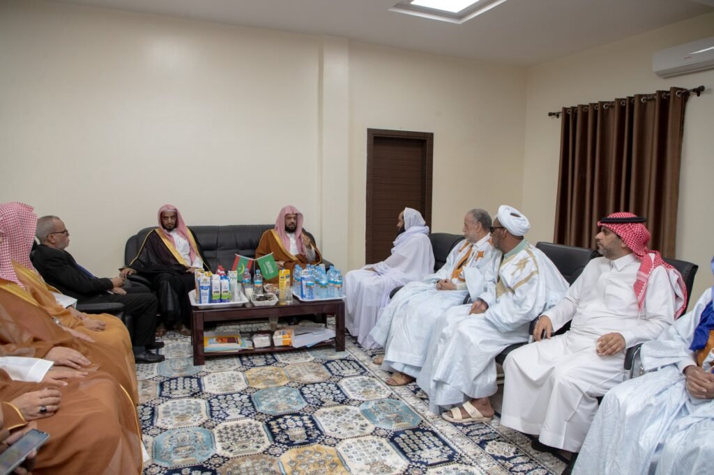 ضمن برنامج زيارة أئمة الحرمين الذي تنظمه وزارة الشؤون الإسلامية والدعوة والإرشاد: *إمام المسجد النبوي يلتقي العلماء ويزور مؤسسات دينية في نواكشوط