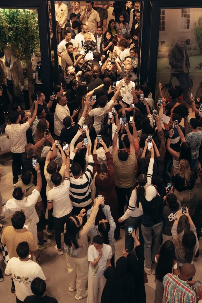 مجموعة أباريل وهاكيت لندن تستضيفان كارلوس ساينز الأب والابن في دبي لإطلاق حملة خريف وشتاء 2025 