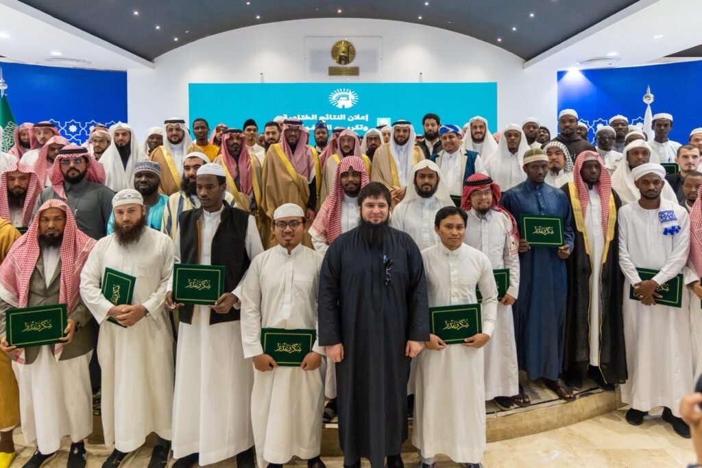 وزير الشؤون الإسلامية يرعى حفل تخريج (104) من طلاب المنح الدراسية من (50) دولة يمثلون الدفعة الثانية من زمالة الوسطية والاعتدال في الجامعة الإسلامية بالمدينة المنورة