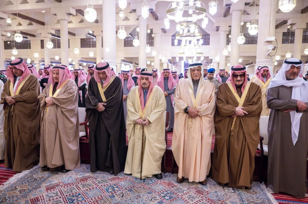 سمو أمير منطقة الرياض يؤدي صلاة الميت على صاحب السمو الأمير بندر بن عبدالله آل عبدالرحمن آل سعود وصاحبة السمو الأميرة موضي بنت عبدالله بن فهد بن فيصل بن فرحان آل سعود