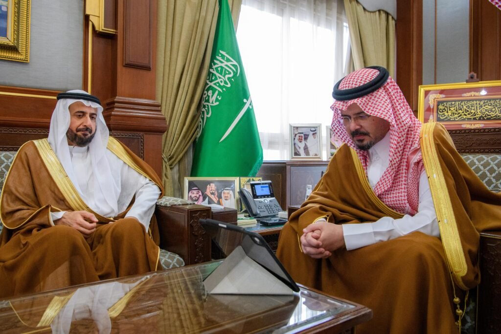 أمير منطقة المدينة المنورة يستقبل وزير الحج والعمرة