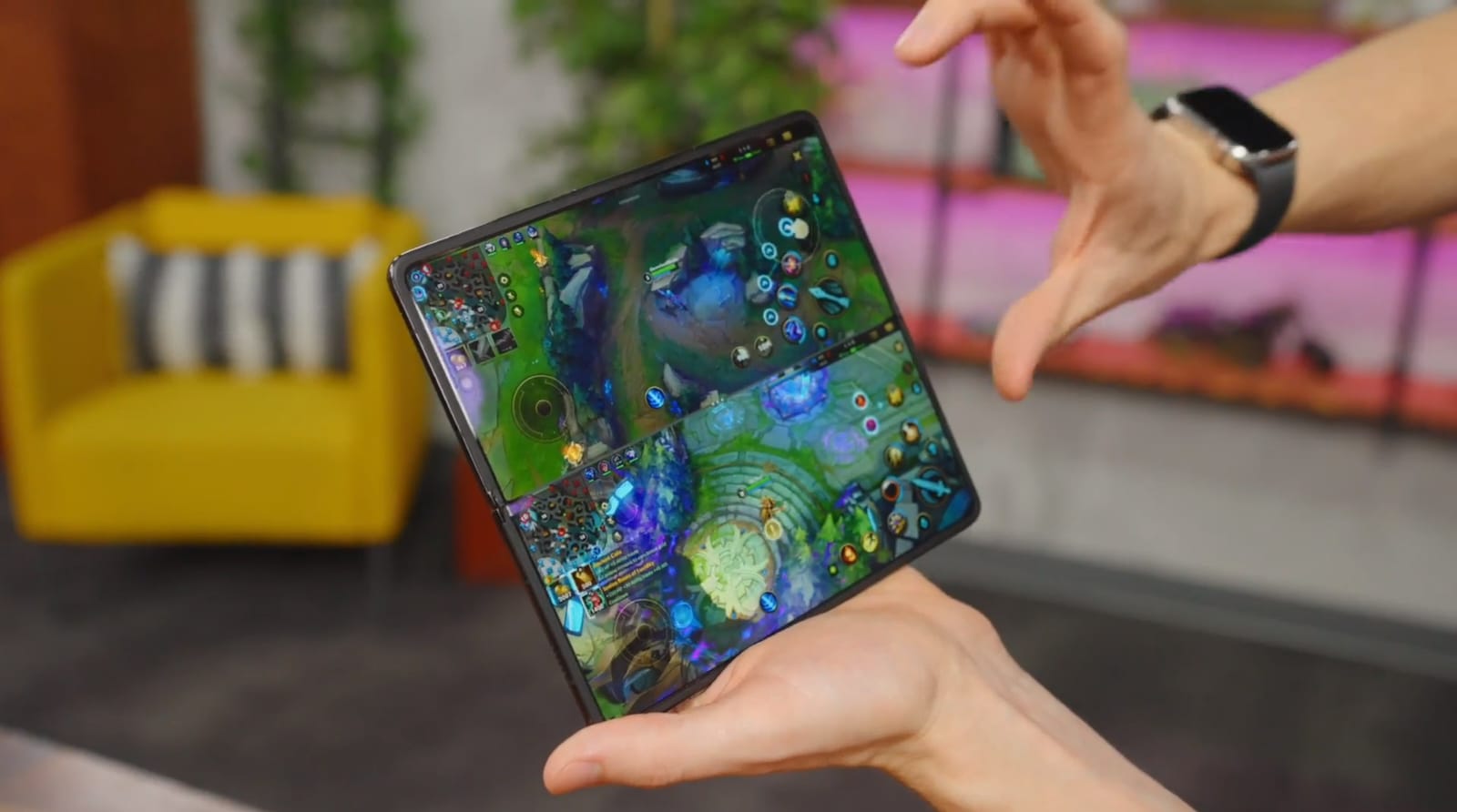 Top YouTuber demos the creative interaction on the HONOR Magic V2 foldable  - نبض الحدث