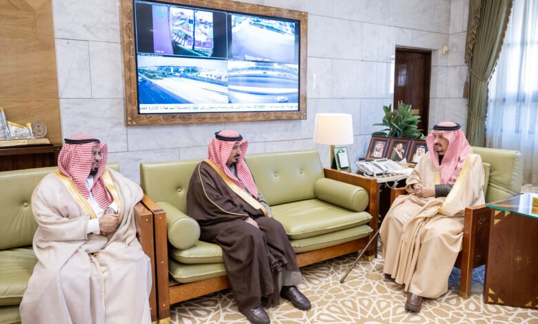 سمو الأمير فيصل بن بندر يستقبل محافظ القويعية ومدير تعليم المحافظة
