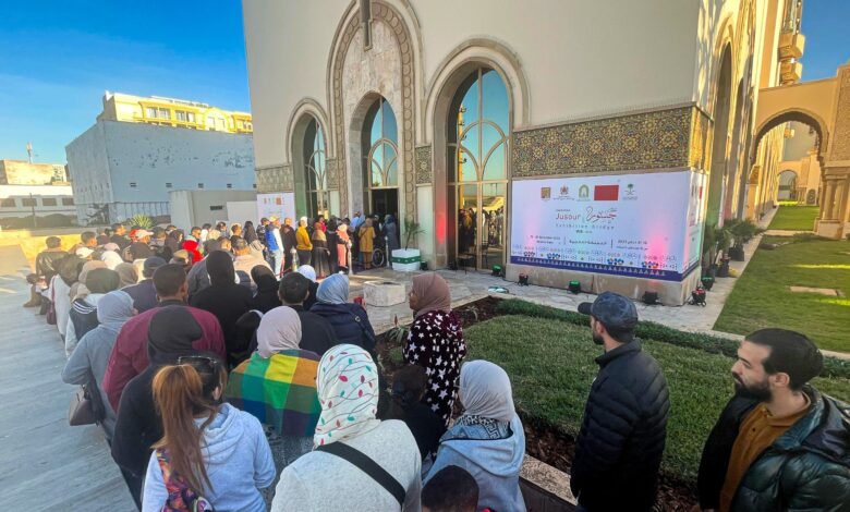 ركني "الخط العربي" و"الطفل" يجذبان زوار معرض "جسور" في المغرب