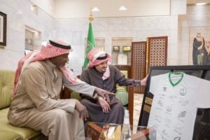 سمو نائب أمير منطقة الرياض يستقبل رئيس مجلس إدارة جمعية أصدقاء لاعبي كرة القدم الخيرية
