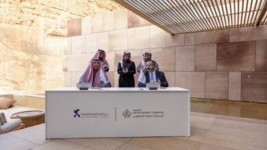 “كن القابضة” و “العلا للتطوير” توقعان اتفاقية إنشاء مشروع “أمان الحجر” .. بحضور محافظ الهيئة الملكية لمحافظة العلا