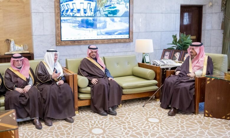 سمو أمير منطقة الرياض يستقبل وفدًا من أعضاء مجلس الشورى