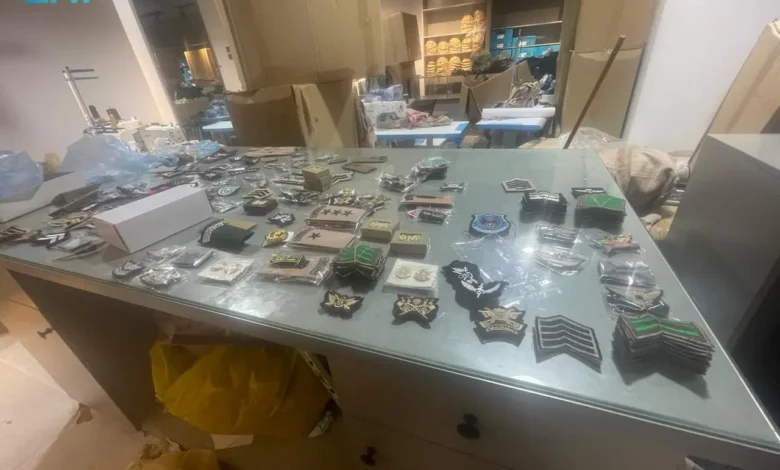 ضبطت اللجنة الأمنية لمراقبة محال بيع وخياطة الملابس العسكرية بمنطقة الرياض، مؤخرًا (4000) رتبة وشعار عسكري، وصادرت (50) بدلة عسكرية بمحال مخالفة، كما أغلقت محلين لبيع وخياطة الملابس مخالفة لنظام العمل في الرياض. جاء ذلك خلال الجولات التفتيشية والرقابية التي تنفذها اللجنة الأمنية بشكل مستمر بناءً على توجيهات ومتابعة صاحب السمو الملكي الأمير فيصل بن بندر بن عبدالعزيز أمير منطقة الرياض، وصاحب السمو الملكي الأمير محمد بن عبدالرحمن بن عبدالعزيز نائب أمير المنطقة, لضبط مثل هذه الممارسات المخالفة، واتخاذ الإجراءات النظامية بحق المخالفين. يذكر أن الجولة التفتيشية نفذت بمشاركة مكتب العمل بمنطقة الرياض، ووزارة الحرس الوطني, ووزارة التجارة، وشرطة المنطقة، ورئاسة أمن الدولة، وأمانة المنطقة، وجوازات المنطقة.