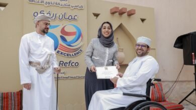 شركة عمان للمرطبات تتبرع بـ 12 كرسي متحرك آليً ضمن مبادرة المسؤولية الاجتماعية للشركات في قلعة نزوى