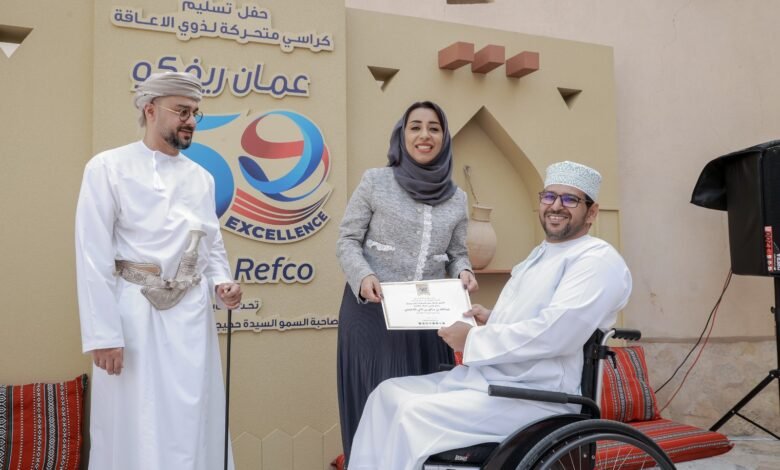 شركة عمان للمرطبات تتبرع بـ 12 كرسي متحرك آليً ضمن مبادرة المسؤولية الاجتماعية للشركات في قلعة نزوى