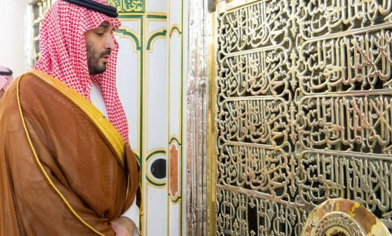 ولي العهد يزور المسجد النبوي ومسجد قباء