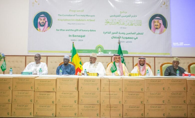 وزارة الشؤون الإسلامية تدشن برنامج خادم الحرمين الشريفين لتفطير الصائمين وتوزيع التمور في السنغال