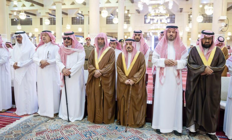 سمو أمير الرياض يؤدي صلاة الميت على صاحب السمو الملكي الأمير منصور بن بدر بن سعود بن عبدالعزيز -رحمه الله-