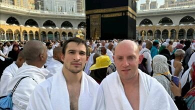 برفقة حفيد أسطورة الملاكمة "محمد علي كلاي".. "لورين ماك" يعتنق الإسلام ويؤدي مناسك العمرة ويطلق دوري الرابطة في السعودية