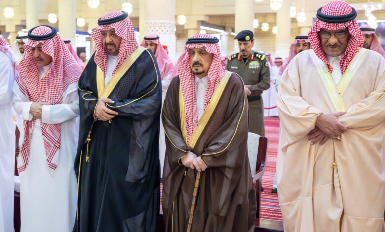 سمو أمير منطقة الرياض يؤدي صلاة الميت على سمو الأمير سعود بن عبدالعزيز بن محمد بن عبدالعزيز آل سعود بن فيصل آل سعود -رحمه الله-