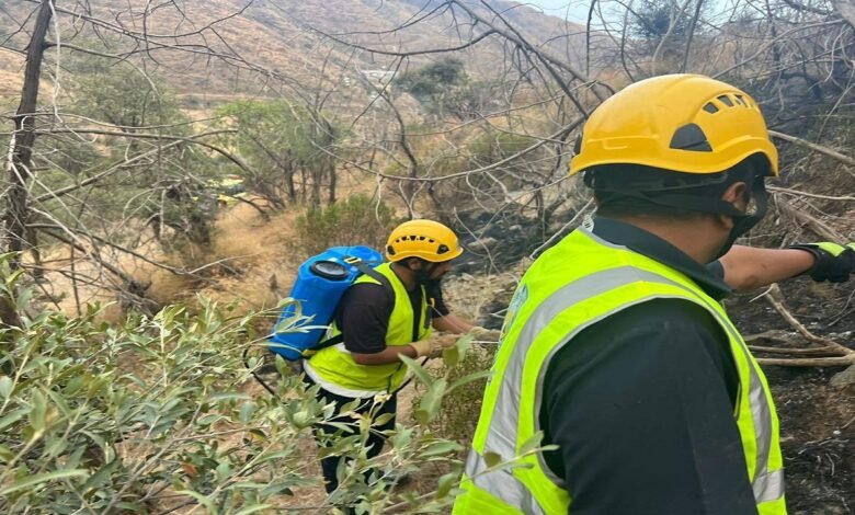 الدفاع المدني يخمد حريقًا في أشجار وأعشاب بمنطقة جبلية وعرة بميسان