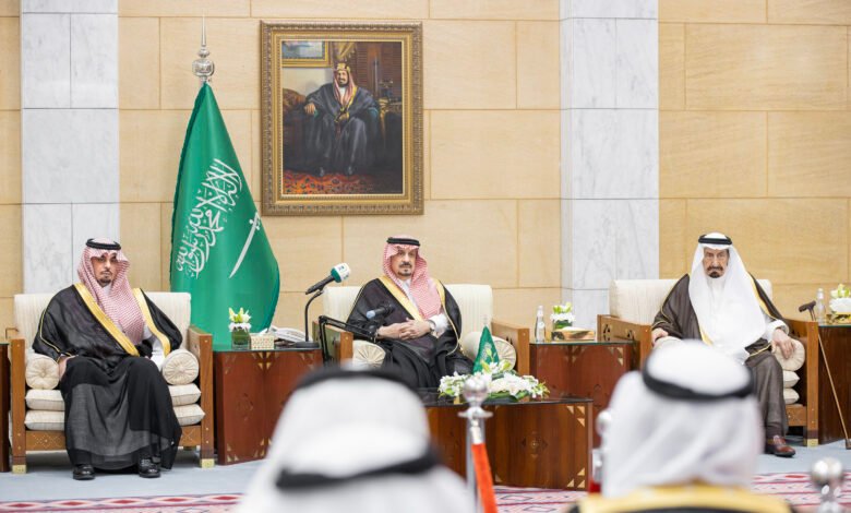 سمو أمير الرياض يستقبل في جلسته الأسبوعية عددًا من أصحاب السمو والفضيلة والمعالي وأهالي المنطقة