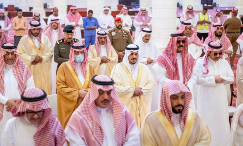 سمو نائب أمير منطقة الرياض يؤدي صلاة الميت على والدة صاحب السمو الأمير بندر بن خالد بن عبدالله بن عبدالعزيز بن تركي آل سعود -رحمها الله-