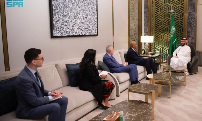 سمو ولي العهد يستقبل عضو الحزب الديمقراطي عن ولاية نيوجيرسي بمجلس الشيوخ الأمريكي