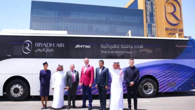 طيران الرياض يدعم الاستدامة عبر إطلاق أولى حافلاته الكهربائية بالتعاون مع الشركة الوطنية لحلول النقل