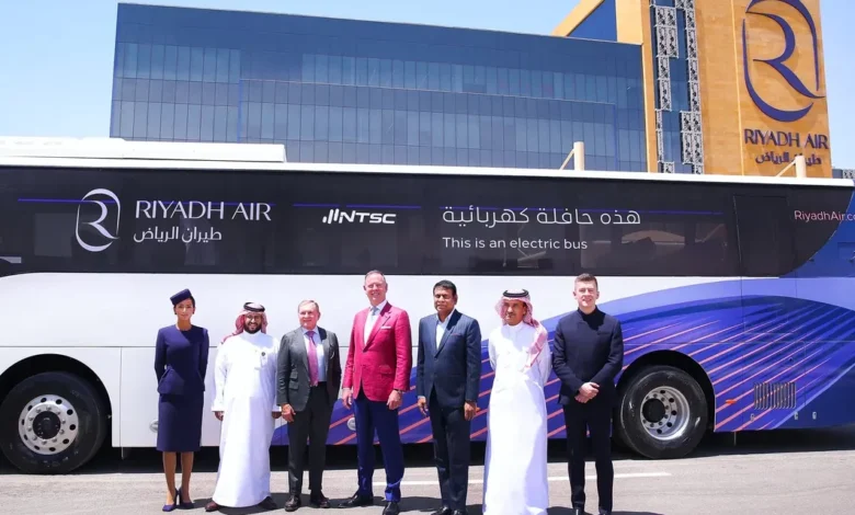 طيران الرياض يدعم الاستدامة عبر إطلاق أولى حافلاته الكهربائية بالتعاون مع الشركة الوطنية لحلول النقل
