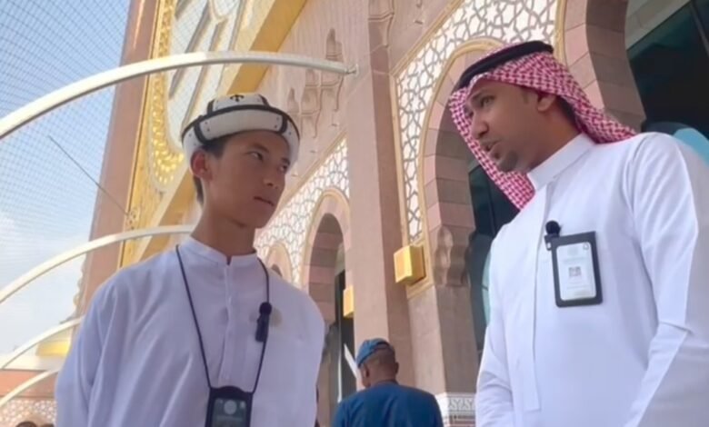 المشاركون في مسابقة الملك عبدالعزيز الدولية يزورن متحف برج الساعة
