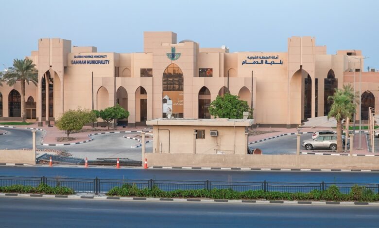 أمانة الشرقية تبدأ بإزالة أسوار مبنى بلدية الدمام الواقع على طريق الأمير نايف بن عبد العزيز
