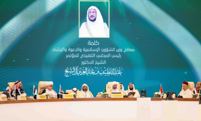 تحت رعاية خادم الحرمين الشريفين الملك سلمان بن عبدالعزيز آل سعود ـ حفظه الله ـ، انطلقت اليوم الأحد التاسع والعشرين من شهر المحرم لعام 1446هـ جلسات المؤتمر التاسع لوزراء الأوقاف والشؤون الإسلامية في دول العالم الإسلامي، الذي تنظمه وزارة الشؤون الإسلامية والدعوة والإرشاد، تحت عنوان: (دور وزارات الشؤون الإسلامية والأوقاف في تعزيز مبادئ الوسطية وترسيخ قيم الاعتدال)، بمشاركة عدد من الشخصيات الإسلامية والعالمية يمثلون وزراء ومفتين ورؤساء مجالس وجمعيات ومؤسسات إسلامية ينتمون لأكثر من 60 دولة، والذي يقام بفندق هيلتون للمؤتمرات بمكة المكرمة. وافتتح المؤتمر بكلمة المملكة العربية السعودية والتي ألقاها معالي وزير الشؤون الإسلامية والدعوة والإرشاد الرئيس التنفيذي للمؤتمر الشيخ الدكتور عبداللطيف بن عبدالعزيز آل الشيخ رحب خلالها بالوفود المشاركة في المؤتمر منوهاً بالرعاية الكريمة من مولاي خادم الحرمين الشريفين الملك سلمان بن عبدالعزيز آل سعود وبالمتابعة المستمرة من سمو ولي عهده الأمين رئيس مجلس الوزراء صاحب السمو الملكي الأمير محمد بن سلمان -أيدهم الله- لأعمال المؤتمر، مبيناً النهج الراسخ للمملكة في جمع الكلمة، ووحدة الصف وتفعيل مبدأ التشاور والتعاون على البر والتقوى لا سيما في ظل المتغيرات المتسارعة التي تستوجب على المعنيين بالشأن الإسلامي المبادرة لحفظ الثوابت وترسيخها ومواجهة المتغيرات والتعامل معها بعلم وحكمة ورفق وتنقية الخطاب الديني مما ألحق به من الفهم المغلوط إما غلواً وتشدداً أو جفاء وانحلالا. وقال معاليه: إن المملكة العربية السعودية قامت على منهج الوسطية والاعتدال منذ تأسيسها على يد الإمام الصالح الملك عبدالعزيز -طيب الله ثراه- وأبنائه الملوك البررة من بعده وفي عهدنا الزاهر تحت قيادة مولاي خادم الحرمين الشريفين وسمو ولي عهده الأمين -حفظهما الله- حيث حملا على عاتقهما نشر رسالة الإسلام الوسطي المعتدل ومحاربة الغلو والتطرف والمبادرة إلى ما يخدم هذا المنهج القويم والعناية بالثوابت والقيم الإسلامية والمحافظة عليها والدعوة الصادقة لها مع الأخذ بكل أسباب التقدم والتطور والازدهار إذ إن التمسك بالدين القويم سبب للخير والنماء والازدهار. وأضاف معاليه: "نجتمع اليوم بجوار البيت العتيق وقبلة المسلمين كمسؤولين عن الشأن الإسلامي حيث نناقش في هذا المؤتمر مواجهة مستجدات التطرف والإرهاب وسبل تحصين المنابر من خطابات الغلو والتشدد وتعزيز قيم التعايش والتسامح وتصحيح فهم الخطاب الديني وترسيخ مبادئ الوسطية والاعتدال وتعزيز المواطنة في دول العالم الإسلامي وأثره في استقرار المجتمعات الإسلامية والحديث عن الخصوصية الإسلامية في ظل العولمة الثقافية وهذا يتطلب التعاون والتشاور وتفعيل البرامج المشتركة وتبادل الخبرات والتجارب الناجحة بين الأعضاء وتصحيح فهم الخطاب الديني وتفعيل دور الأئمة والخطباء والدعاة وأداء رسالة المسجد على الوجه الصحيح مع العناية بكل ما يخدم ذلك فنيا ومعماريا وتعزيز دور الأوقاف والصناديق الوقفية بما يحقق النماء والاستدامة التي تعزز رسالة المسجد". وأردف آل الشيخ: إن ما لدنيا من الثوابت والقيم الإسلامية والرغبة الصادقة بحمد الله يجعلنا نخوض المواجهة والتحديات بثبات وعزم سلاحنا الإخلاص لله والعلم والحكمة مع الإفادة من كل الوسائل الممكنة بما في ذلك ما استجد من وسائل وتقنيات من الذكاء الاصطناعي وغيرها والتي فرضت نفسها كوسيلة مؤثرة في المجتمع ولها دور يجب ألَّا يغفل في التأثير في الرأي والفكر سلباً أو إيجاباً وقد استثمرها كثير من جماعات الغلو والتطرف ودعاة الإلحاد والانحلال الأخلاقي وأصبحت ميداناً للدعوة إلى مخالفة الثوابت والقيم مما يتطلب وقفة جادة لتفعيل دور تلك الوسائل بما يحقق المصلحة الشرعية ويحمي المجتمعات من خطرها مؤكداً أن هذا الاجتماع من نعم الله تعالى حيث اجتمعت الأبدان والقلوب وتوحدت الصفوف وتقاربت الآراء لتحقيق وسطية الإسلام ونشر قيمه السمحة ونرجو أن نكون ممن قال الله فيهم (واعتصموا بحبل الله جميعا ولا تفرقوا)، مقدماً في ختام كلمته الشكر الجزيل لأصحاب المعالي والسماحة والفضيلة والسعادة على كريم استجابتهم وحضورهم وتفاعلهم متمنياً لهم التوفيق والسداد وأن يخرج هذا المؤتمر بتوصيات مباركة تخدم الأمة وتنتفع بها الأجيال. عقب ذلك ألقى معالي وزير الأوقاف والشؤون الإسلامية في المملكة المغربية السيد أحمد التوفيق كلمة قال فيها نشكر الله تعالى على أن يسر لنا هذا الجمع الميمون تحت رعاية وظل قيادة خادم الحرمين الشريفين الملك سلمان بن عبدالعزيز وولي عهده رئيس مجلس الوزراء صاحب السمو الملكي الأمير محمد بن سلمان موضحاً أن موضوع المؤتمر من أهم الموضوعات ومهام وزارات الشؤون الإسلامية في بلاد الأغلبيات المسلمة، مؤكداً أن وزارة الشؤون الإسلامية بمملكة المغرب هي الجهة المختصة التي تعمل على حماية الدين من خلال ضمان حياد المساجد تجاه مختلف أنواع التيارات العقدية والسياسية والاجتماعية، كما يسهر العلماء على بيان قيم الوسطية والاعتدال فإن مختلف الوزارات تخدم الدين من حيث خدمة ضمان يقين الأمة وخدمة مصالح الناس في الأمن والعدل وأسباب المعاش وكرامة الناس. وألقى معالي وزير الأوقاف بجمهورية مصر العربية أسامة الأزهري كلمة قدم من خلالها شكره وتقديره للمملكة العربية السعودية وعلى رأسها خادم الحرمين الشريفين الملك سلمان بن عبدالعزيز آل سعود وسموه ولي عهده رئيس مجلس الوزراء صاحب السمو الملكي الأمير محمد بن سلمان، على دعوتها الكريمة لهذا المؤتمر؛ مشيداً بعنوان المؤتمر التاسع لوزراء الأوقاف والشؤون الإسلامية بدول العالم الإسلامي، ومحاوره ومضامينه، مؤكداً أن ذلك يتوجب على الدول الأعضاء والمشاركة أن تحتشد لمحاربة الغلو والتطرف وصور العنف والتشدد وحتى نطفئ نيران العنف والإرهاب، ولنكون في زماننا هذا أمناء على ديننا وعلى أوطاننا. وقال "الأزهري" بأن المؤتمر اختار عنواناً مهماً وهو قضية القيم الإنسانية المشتركة، وإننا ننادي من خلال هذا المؤتمر وننادي بها في أنحاء الدنيا، وفق القرآن الكريم، لافتاً إلى أن القيم المشتركة هي أحد أهم أهداف المؤتمر التي نعمل عليها، كما نوّه وزير الأوقاف المصري على المواطنة لما لها من أهمية شديدة في ظل زمن نشطت فيه جماعات الإرهاب والتطرف في خطاب يقزّم شأن الوطن ويصغره لذا وجب علينا أن نعمل لرفع شأن الوطن وتعزيز انتماء الإنسان لوطنه من خلال مفهوم المواطنة وختم "الأزهري" كلمته قائلاً: كانت وستظل قضية القدس وفلسطين القضية الأولى في وجدان كل مسلم، داعياً الله أن يعجل بالفرج ويرفع كل ما نزل بهم من ظلم، وأن نرى إقامة الدولة الفلسطينية وعاصمتها القدس الشريف ومسجدها الأقصى المبارك. عقب ذلك ألقى معالي وزير الأراضي والشؤون الدينية بجمهورية غامبيا السيد حمات كلمة أشاد فيها بجهود المملكة العربية السعودية بقيادة خادم الحرمين الشريفين الملك سلمان بن عبدالعزيز آل سعود وسمو ولي عهده الأمين رئيس مجلس الوزراء الأمير محمد بن سلمان -حفظهما الله- في خدمة الإسلام والمسلمين وتعزيز قيم الوسطية و الاعتدال في العالم، متمنيا أن يحقق هذا المؤتمر الإسلامي العالمي أهدافه. وألقى معالي وزير الأوقاف والشؤون الدينية بسلطنة عمان الدكتور محمد بن سعيد المعمري كلمة قدم من خلالها التحيات وأطيب الدعوات لخادم الحرمين الشريفين الملك سلمان بن عبدالعزيز آل سعود وولي عهده رئيس مجلس الوزراء صاحب السمو الملكي الأمير محمد بن سلمان بن عبدالعزيز حفظهم الله ولمعالي وزير الشؤون الإسلامية والدعوة والإرشاد رئيس المجلس التنفيذي للمؤتمر الشيخ الدكتور عبداللطيف بن عبدالعزيز آل الشيخ على حفاوة الاستقبال وكرم الضيافة، وعلى جهودهم الاستثنائية لعقد هذا المؤتمر المهم الذي يجسد الاهتمامات المشتركة لحكوماتنا ومجتمعاتنا، ويؤكد على قيمة الإنسان وأهمية العمل من أجل تحقيق مصالحه الحاضرة والمستقبلية. وأكد "المعمري" أن العالم اليوم يواجه تحديات ثقيلة تتمثل في اضطراب المفاهيم القيمية واختلال التوازن الأخلاقي، مضافا إليها الصراعات والنزاعات والحروب، وخطابات الكراهية التي صورت مجتمعاتنا وكأنها عالة تاريخا ومستقبلا على الحضارة والحداثة، وأن المسؤولية الملقاة علينا كمسؤولين في وزارات الشؤون الإسلامية والدينية، تتحتم علينا التعاون وتكثيف العمل من أجل حماية مجتمعاتنا، وتعزيز مرونتها وقدرتها للحفاظ على أسسها القيمية والأخلاقية، وإن هذا التعاون يبدأ بعملنا نحو تجديد الفهم للخطاب الديني بما يتسق والتحديات الراهنة، تعزيزا لوعي ديني يتسم بالوسطية والاعتدال، وهذا لا يتحصل إلا بمواجهة خطابات التطرف والتعصب والغلو والإرهاب. إثر ذلك بدأت أولى جلسات المؤتمر والتي رأسها معالي وزير الأوقاف والإرشاد في الجمهورية اليمنية الدكتور محمد بن عيضة شيبة وناقشت محورا بعنوان (مواجهة مستجدات التطرف والغلو والإرهاب وأهمية تحصين المنابر من خطاباتها فيما تتوالى بقية جلسات المؤتمر لليوم الأول على فترتين صباحية ومسائية.