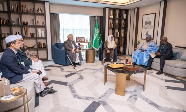 وزير الشؤون الإسلامية يلتقي رئيس المجلس الإسلامي التايلندي ورئيس هيئة المجتمع المسلم الجابوني