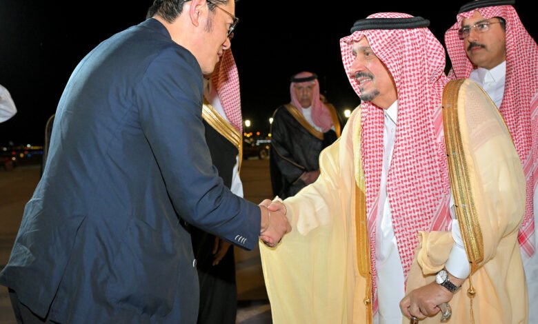 ملك مملكة بوتان يصل الرياض وفي مقدمة مستقبليه سمو أمير المنطقة